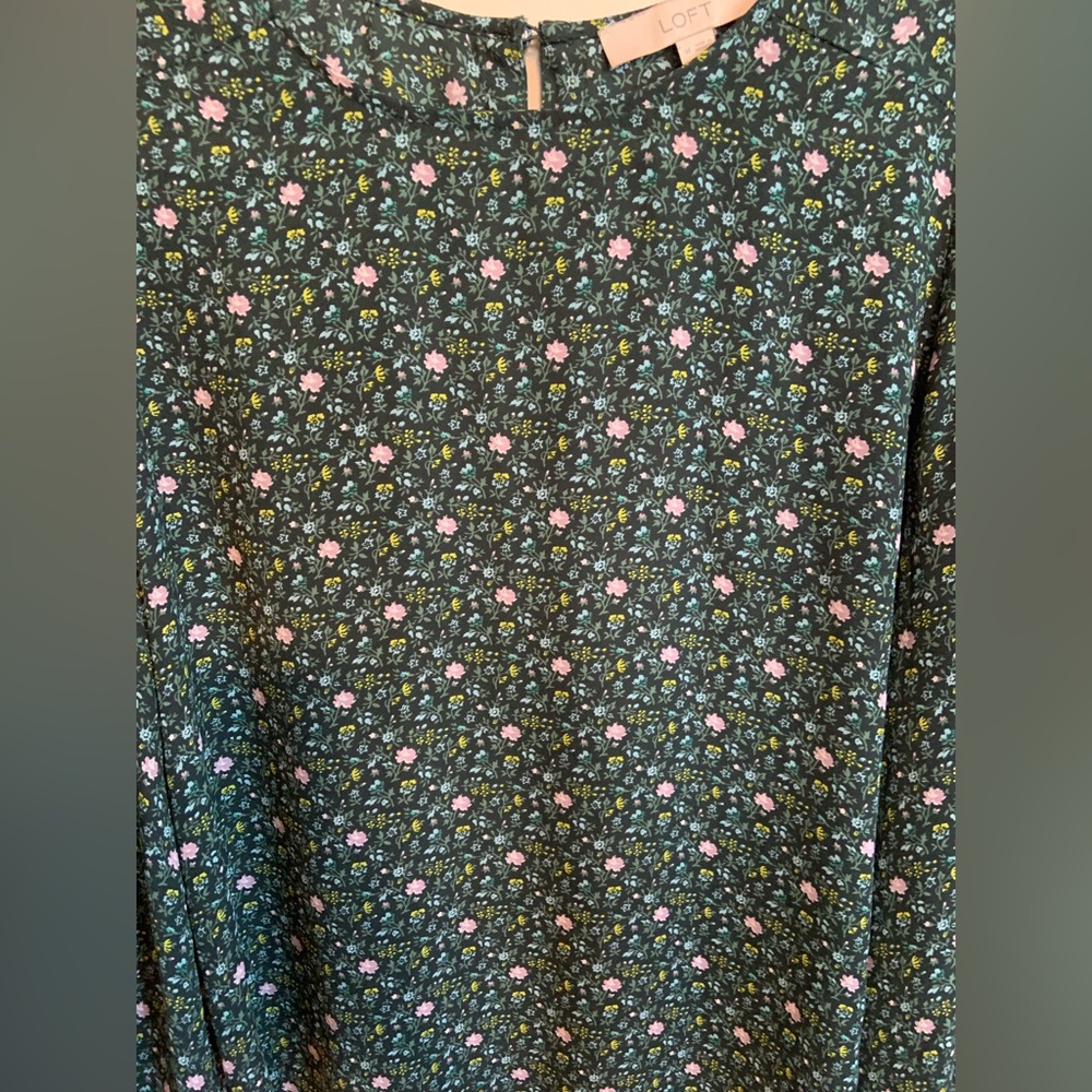 LOFT Ditsy Bloom Draped Sleeve Top Keyhole Button Office Core Floral Dark Green - Picture 5 of 8